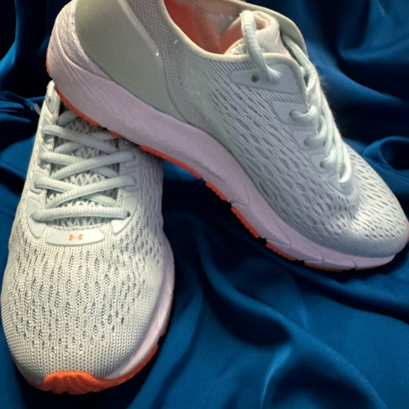 Mint Blue Under Armour Size 7.5 - Picture 9 of 9
